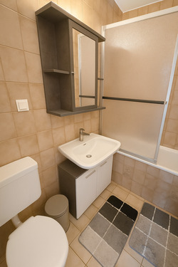 Bad mit KI eingerichtet als Wohnbeispiel - 