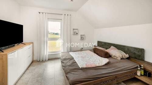 1. OG Schlafzimmer 1 - 