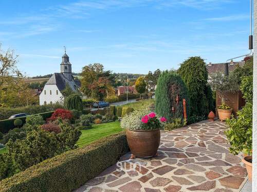 IHRE RUHIGE TRAUMLAGE - 