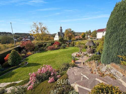 IDYLLISCHER UND GEPFLEGTER GARTEN - 