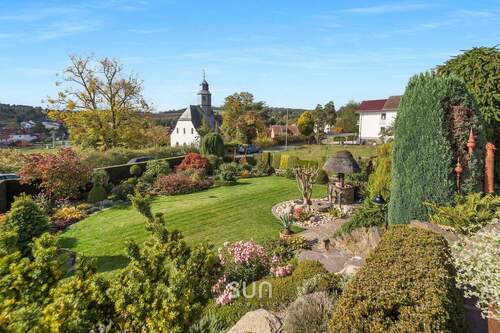 IDYLLISCHER UND GEPFLEGTER GARTEN - 