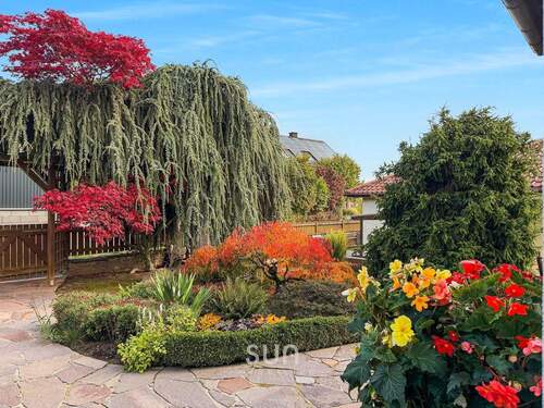 IDYLLISCHER UND GEPFLEGTER GARTEN - 