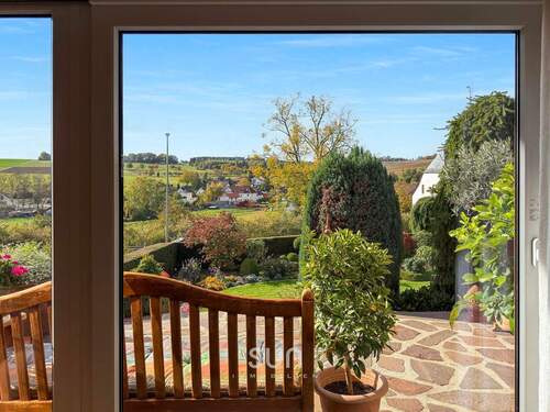 IHRE RUHIGE TRAUMLAGE - LUXUS-PANORAMA-BUNGALOW mit traumhaftem Garten und unvergleichlicher Aussicht!