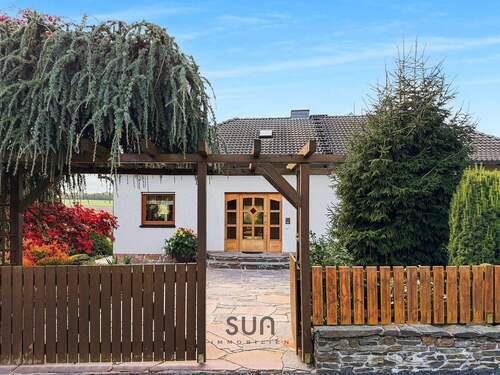 IHRE RUHIGE TRAUMLAGE - 