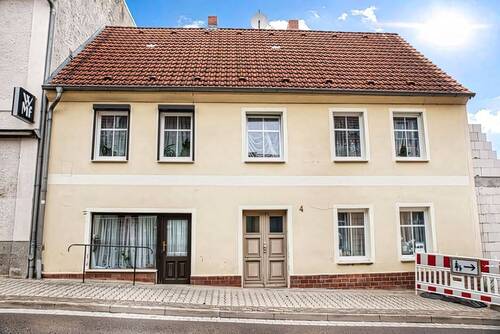 Frontansicht Gebäude - EINMALIGE GELEGENHEIT: ZWANGSVERSTEIGERUNG AM 18.06.26 EINES EINFAMILIENHAUSES MIT EINLIEGERWOHNUNG