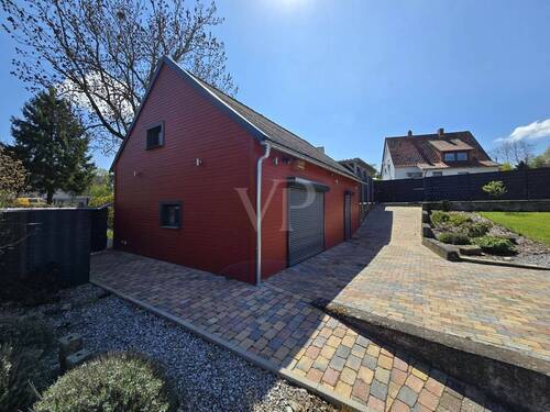 Nebengebäude mit Garage - 