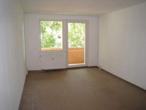 Wohnzimmer mit Balkon - Etagenwohnung mit 58,50 m² in Weißenfels zur Miete