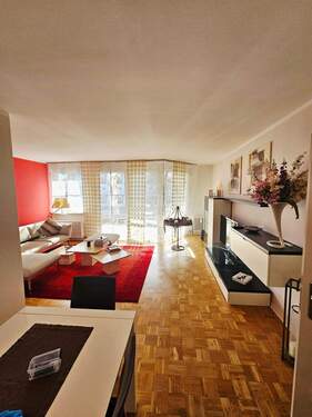 Wohnzimmer mit Süd-West-Ausrichtung - zwei Zimmer + zwei Balkone + saniertes Badezimmer + Top-Lage + Tiefgarage inklusive