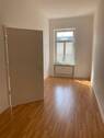 Zimmer 2 mit Durchgang zum Wohnzimmer - 