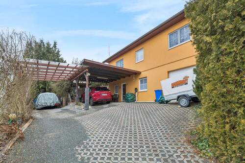 Einfahrt/Carport - 