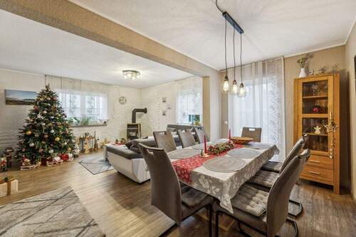 offener Wohn- und Essbereich - Einfamilienhaus mit Einliegerwohnung, Terrasse, Photovoltaik und E-Ladestation