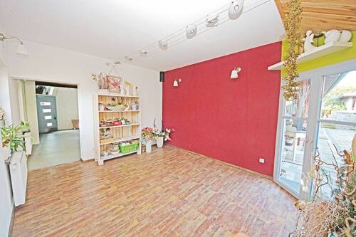 Zimmer mit Ausgang zum Hof im EG - 