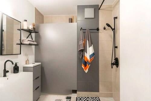 Bad- mit KI virtuell modernisiert - 