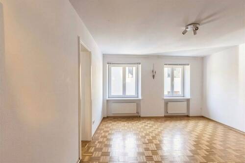 Wohnraum mit Zugang in die Küche - Etagenwohnung mit 63,00 m&sup2; in München zum Kaufen