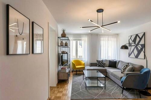 Wohnraum virtuell mit KI möbliert - 