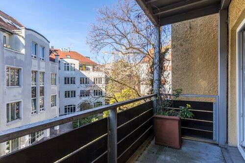 Geräumiger Balkon zum Innenhof - 