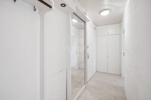 Eingang & Einbauschrank - 2 Zimmer Etagenwohnung in Berlin