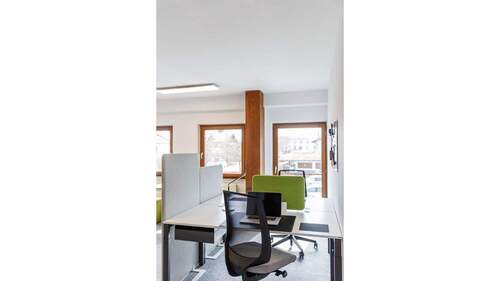 eigener Arbeitsplatz im Büro - 