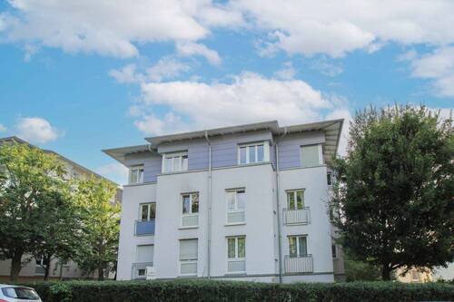 Hausansicht straßenseitig 02 - Attraktive 3-Zimmer-Terrassenwohnung mit eigenem Gartenanteil und Carport - Ihr neues Zuhause wartet