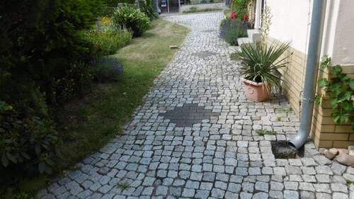 gepflasterte Zuwegung - 