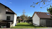 Straßenseite - Westseite - Tutzing! Kleines Baugrundstück mit einer Doppelhaushälfte bebaubar.