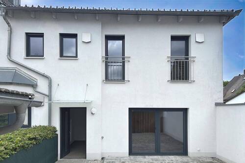 Innenhofansicht - 4 Zimmer Doppelhaushälfte in Eichendorf