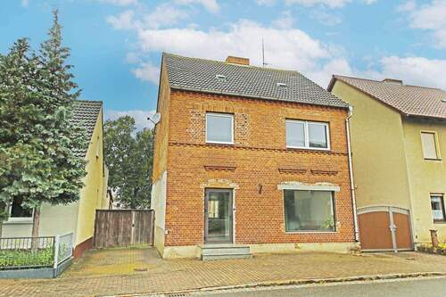 Hausansicht / Straßenseite - großes Einfamilienhaus mit Geschäftsfläche in Zahna-Elster OT Elster