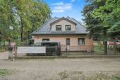 Objektansicht straßenseitig - Bezugsfreies Einfamilienhaus mit Nebengebäude, großem Garten & Pool - vielseitig nutzbar!