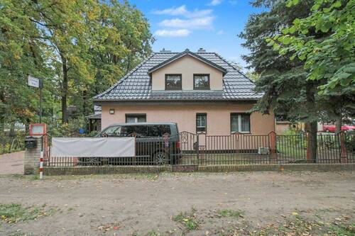 Objektansicht straßenseitig - Bezugsfreies Einfamilienhaus mit Nebengebäude, großem Garten & Pool - vielseitig nutzbar!