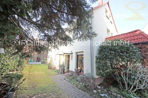 seitliche Hausansicht/ Hauseingang - 5 Zimmer Einfamilienhaus in Kemberg