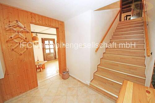 Flur im EG mit Treppe zum OG - 