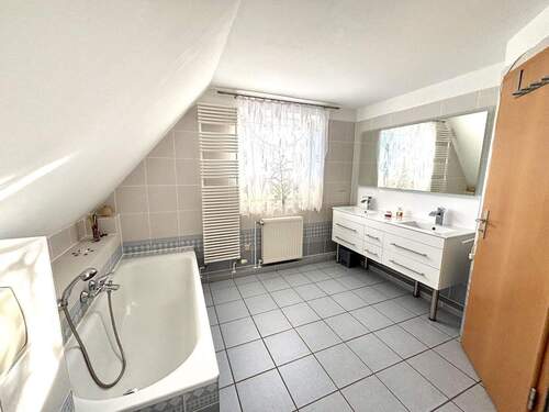 Tageslichtbad mit Wanne und Dusche - 