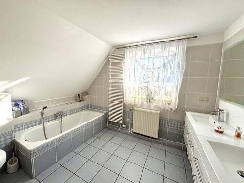 Tageslichtbad mit Wanne und Dusche - 