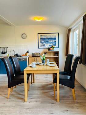 Esstisch für 4 Personen.jpeg - 