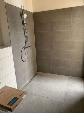 Bad mit Dusche - 