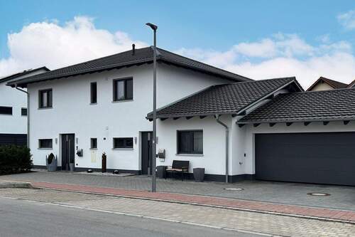 Vorderansicht - Geiselhöring: Einfamilienhaus mit Einliegerwohnung zum Wohlfühlen