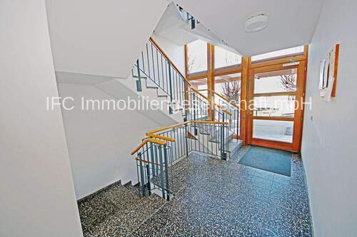 Hauseingang / Treppenhaus im EG - 