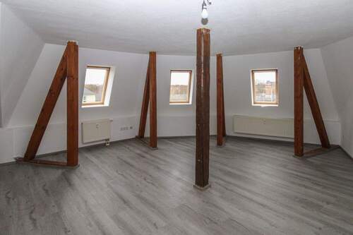 Wohnzimmer DG li SF (Referenz) - Gewerbeobjekt (Büro, Produktion, Verkauf) in Zwickau