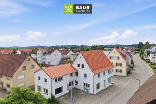 Luftaufnahme - 8 Zimmer Mehrfamilienhaus, Wohnhaus zum Kaufen in Waldburg