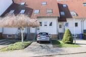 Vorderansicht - Familienfreundliche 5 Zimmer mit Terrasse und Gartenanteil - Sofort Bezugsfrei