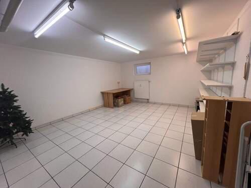 Multifunktionaler Kellerraum mit optimaler Beleuchtung und flexiblen Einbauregalen - 