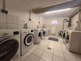 Komfortable Waschküche mit modernen Geräten - Effizienz auf höchstem Niveau! - 