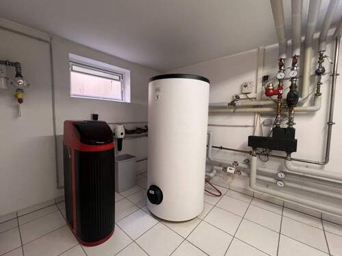 Modernste Heizungstechnik mit Wärmepumpe und Warmwasserspeicher - Energieeffizientes Herzstück Ihres Zuhauses - 