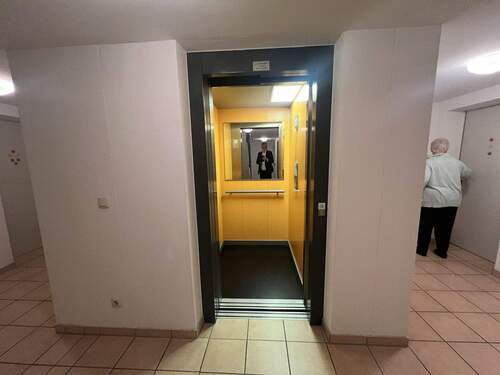 Komfortabler Personenaufzug - Barrierefrei und modern in gelb-schwarzer Designharmonie - 