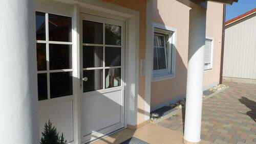 Einladender Hauseingang mit Charme - Hochwertige Sprossenfenster und Haustür in elegantem Weiß - 