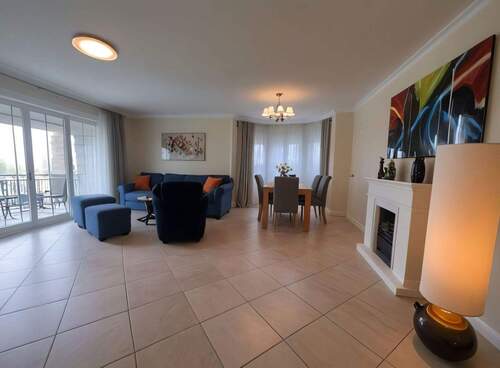 Lichtdurchflutetes Wohnambiente mit eleganter Raumaufteilung und integriertem Kamin - 