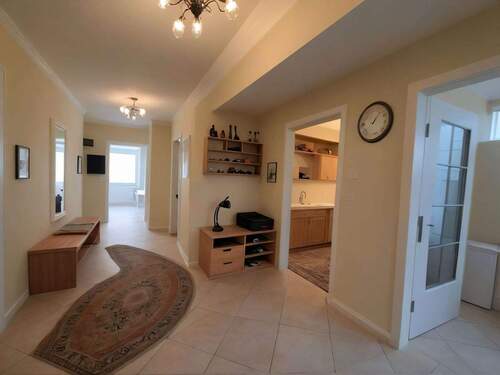 Lichtdurchfluteter Eingangsbereich mit cleverer Stauraum-Lösung und elegantem Raumfluss - 