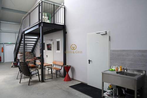 Aufgang zum Lager oberhalb des Büros - 