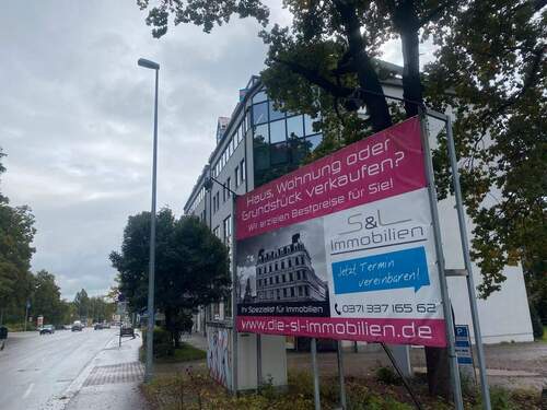 3e4b4da3-d274-4a3e-9b19-60e41defddd3.jpg - XXL Werbeschild an vielbefahrener Leipziger Straße zu vermieten