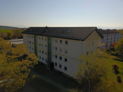 Drohne_Außenansicht_Front.jpg - Etagenwohnung mit 99,90 m&sup2; in Breisach am Rhein zum Kaufen